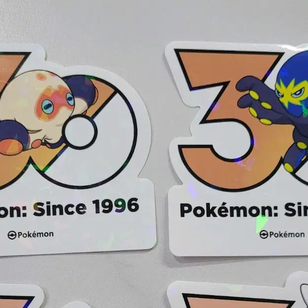 [BUNJANG] Pokemon 30th Anniversary Logo Sticker Set (2 Stickers) / (교환/판매) 포켓몬 30주년 로고 스티커 때때무노 케오퍼스 2장 세트