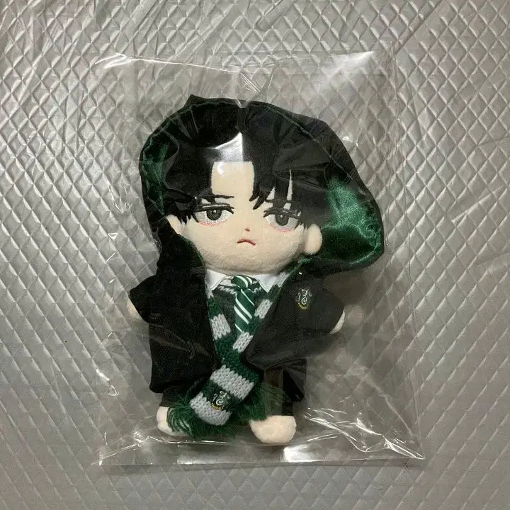 [BUNJANG] Attack on Titan Levi Ackerman Plush Doll (Harry Potter Slytherin Uniform) / 진격의거인 해리포터 슬리데린 옷 입고있는 뽀짝병단 뽀병장 리바이 인형 판매