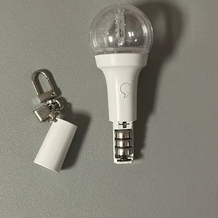 [BUNJANG] IVE Official Light Keyring (Mini Lightstick) / 아이브 공식 라이트 키링 (미니응원봉)