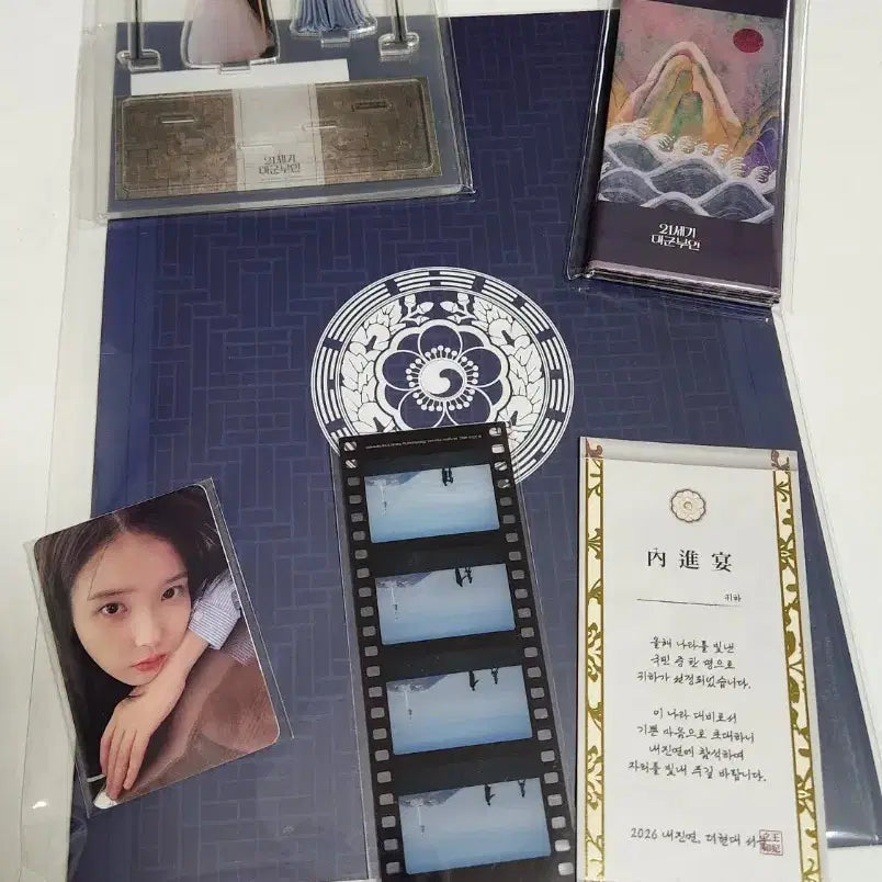 [BUNJANG] IU 21st Century Grand Empress Pop-Up Poster &amp; Couple Stand Bundle / 21세기대군부인 포스터 아이유 유애나 캐슬샤크스 커플스탠드