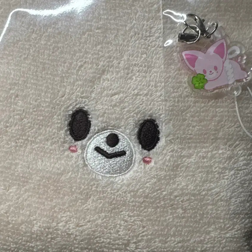 [BUNJANG] Stray Kids Fanmeeting Makgeot First Entry Gift I.N. Foxi Towel + Pink Foxi Keychain / 스트레이키즈 팬미팅 막첫 입장기프트 아이엔 폭시니 수건 타올 +핑크 폭시니 키링