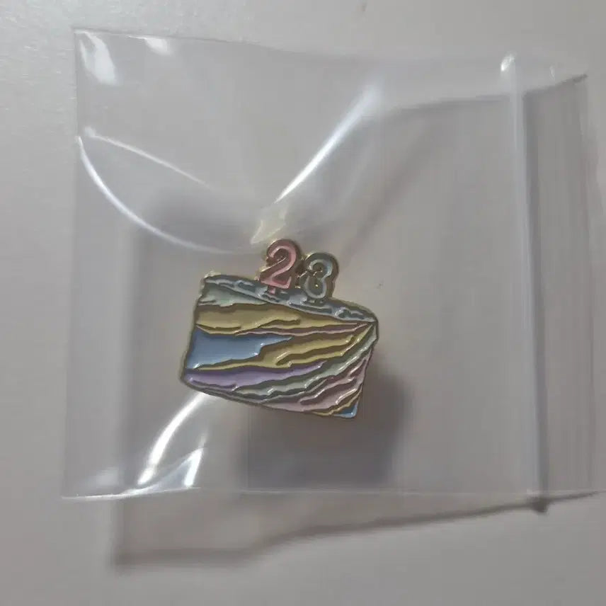 [BUNJANG] IU Twenty-Three Cake Badge / 아이유 스물셋 케이크 뱃지
