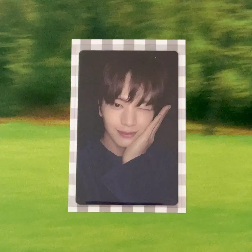 [BUNJANG] BTOB Yook Sung Jae EXHIBITION : Look Closely Hall 1 ver. Photocard / 비투비 육성재 EXHIBITION : Look Closely Hall 1 ver.