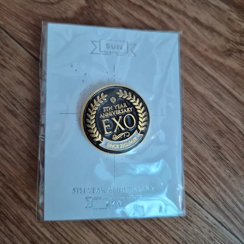 [BUNJANG] EXO 5th Anniversary Badge / EXO 5주년 기념 뱃지