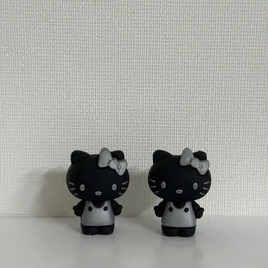 [BUNJANG] Hello Kitty Magnet Set (Black/Silver) - 2 Pieces / 헬로키티 마그넷(검/실)2개