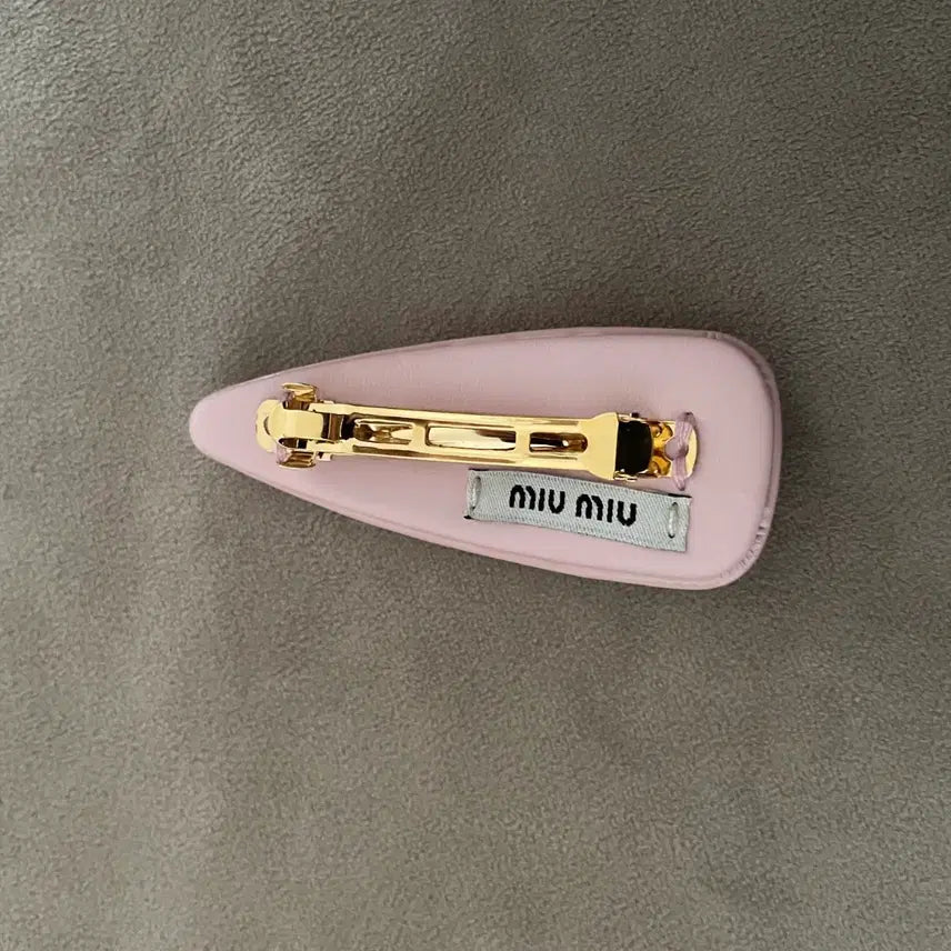 [BUNJANG] Miu Miu Gold Logo Pink Leather Hair Clip / 미우미우 핑크 헤어핀