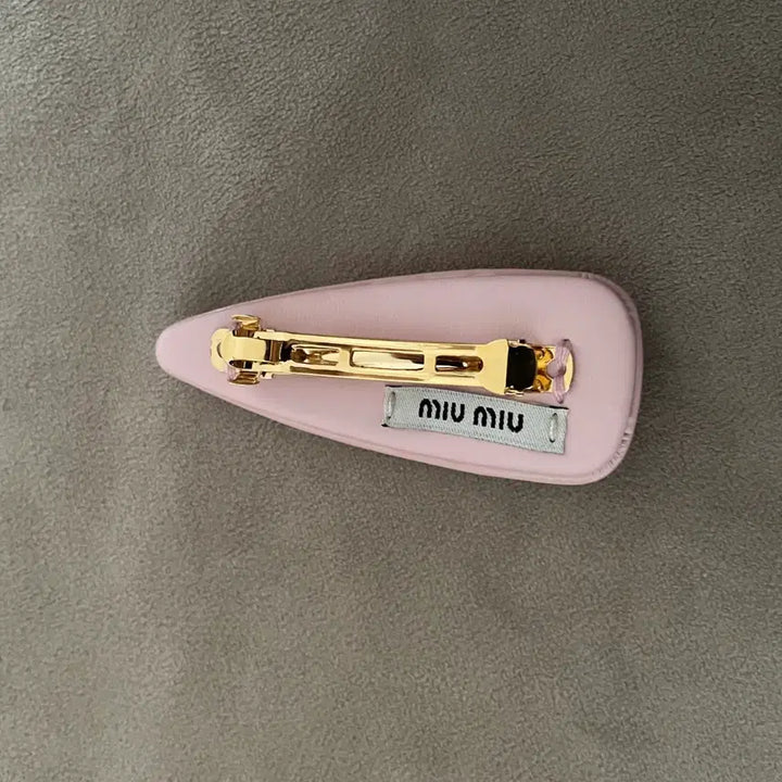 [BUNJANG] Miu Miu Gold Logo Pink Leather Hair Clip / 미우미우 핑크 헤어핀