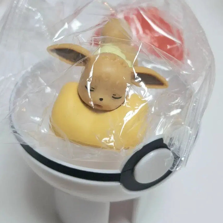 [BUNJANG] CU Pokémon Ball Figure Set (Mew + Eevee) / CU 포켓몬볼 피규어 뮤+이브이