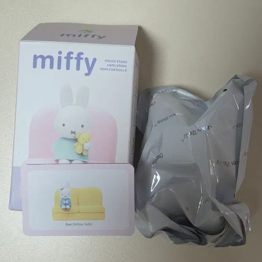 [BUNJANG] Miffy Sofa Figure Phone Stand / 미피 쇼파 피규어 휴대폰 거치대 폰거치대