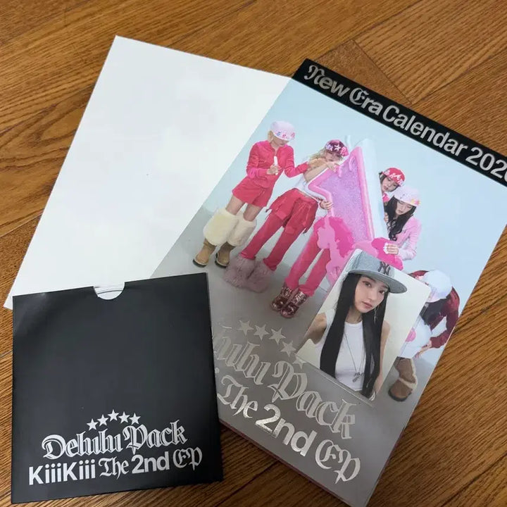 [BUNJANG] Kiki Delulu Pack 404 Calendar Version Album (Photocard Included) / 키키 델룰루팩 404 캘린더 버전 앨범 (포카 포함)