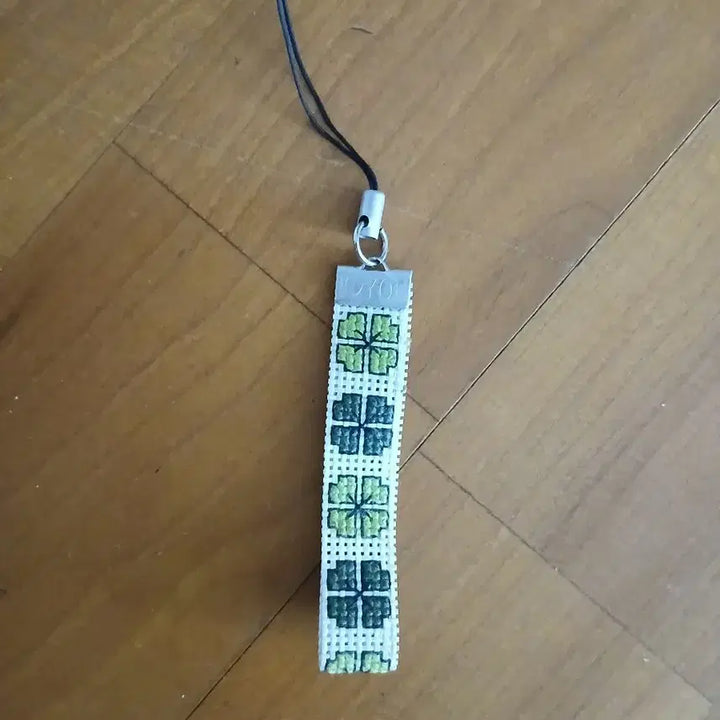 [BUNJANG] Handmade Embroidered Clover Keychain / 고전 빈티지 핸드메이드 자수 클로버 모양 키링