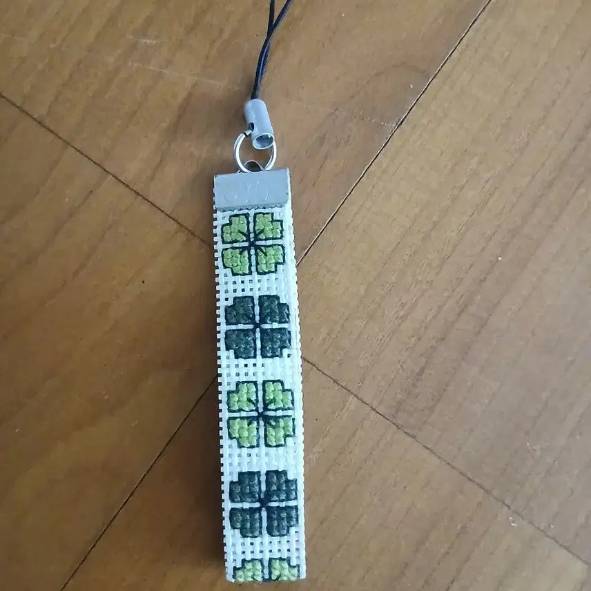 [BUNJANG] Handmade Embroidered Clover Keychain / 고전 빈티지 핸드메이드 자수 클로버 모양 키링