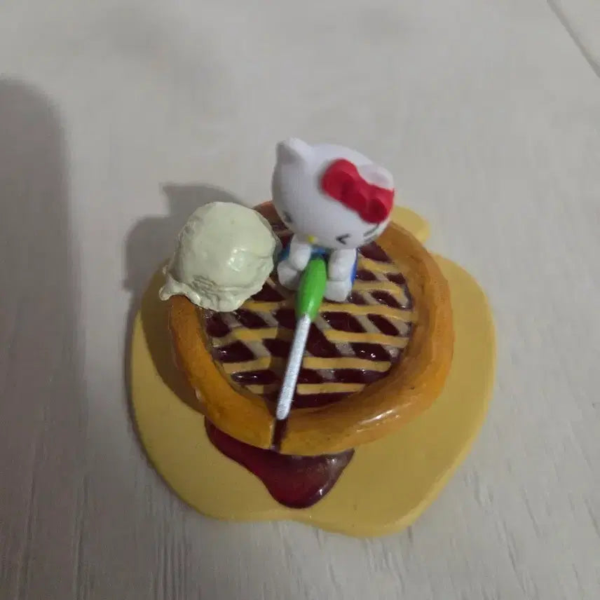 [BUNJANG] Hello Kitty Pie Figure / 헬로키티 파이 피규어