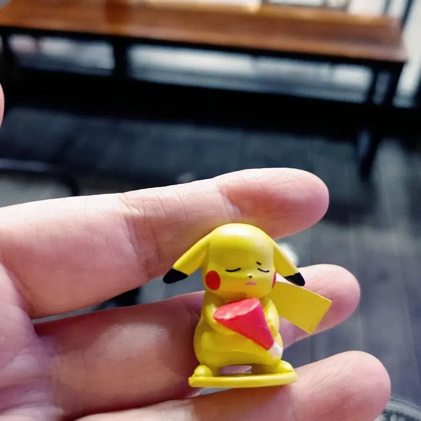 [BUNJANG] Pikachu Figure in Poké Ball / 몬스터볼 케첩 피카츄  피규어