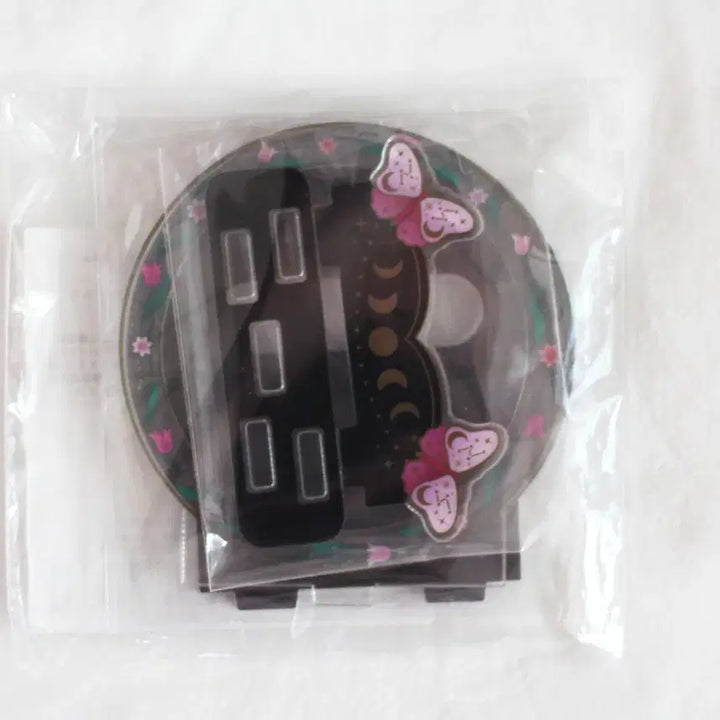 [BUNJANG] Mystic Butterfly Pink D-2 Can Badge Acrylic Stand / [미개봉] 후쿠야 온라인 쿠지 미스틱 버터플라이 캔뱃지 아크릴 스탠드 핑크 D상 D-2