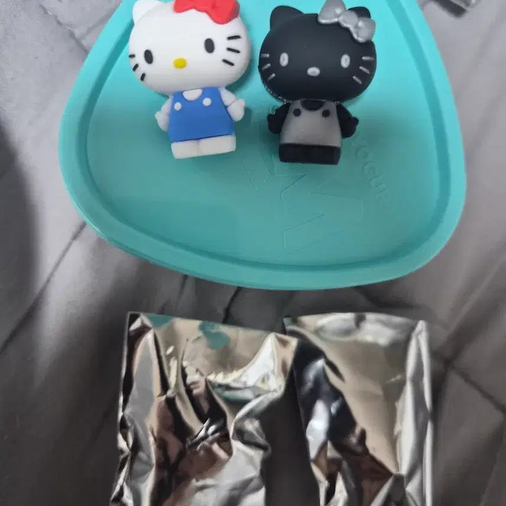 [BUNJANG] Hello Kitty Yogurt Figure Set (Black &amp; White) / 요즘그릭요거트 헬로키티 피규어 2개 세트