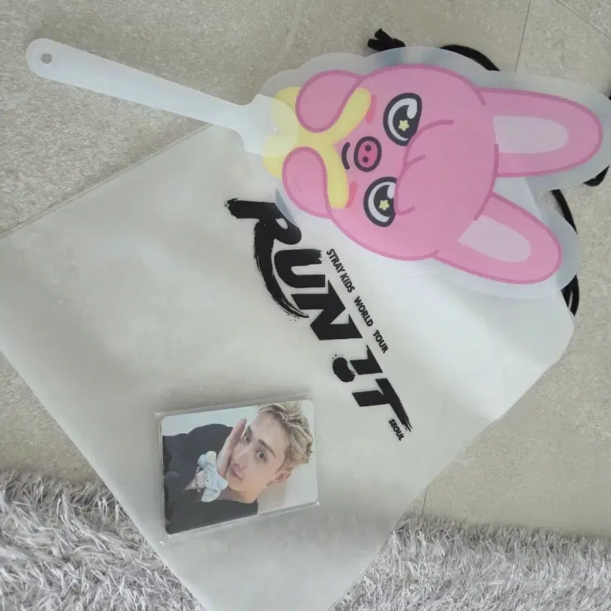 [BUNJANG] Stray Kids Run Away First Concert Photocard, Piggy Fan, and Vinyl Bag (Sealed) / (미개봉) 스키즈 런잇 첫콘 입장포카+돼끼부채+비닐가방
