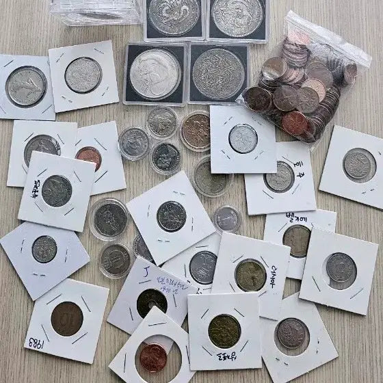 [BUNJANG] World Commemorative Coins and Currency Set - Includes Canadian Pennies / 다양한 국가 기념주화 및 동전 세트 일괄(캐나다 1페니 포함)