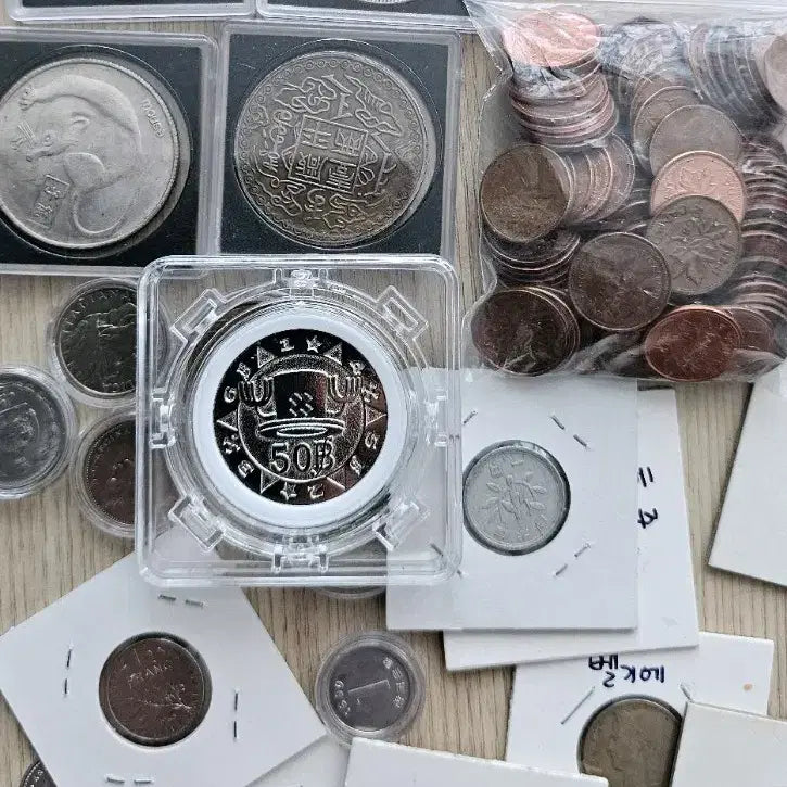 [BUNJANG] World Commemorative Coins and Currency Set - Includes Canadian Pennies / 다양한 국가 기념주화 및 동전 세트 일괄(캐나다 1페니 포함)