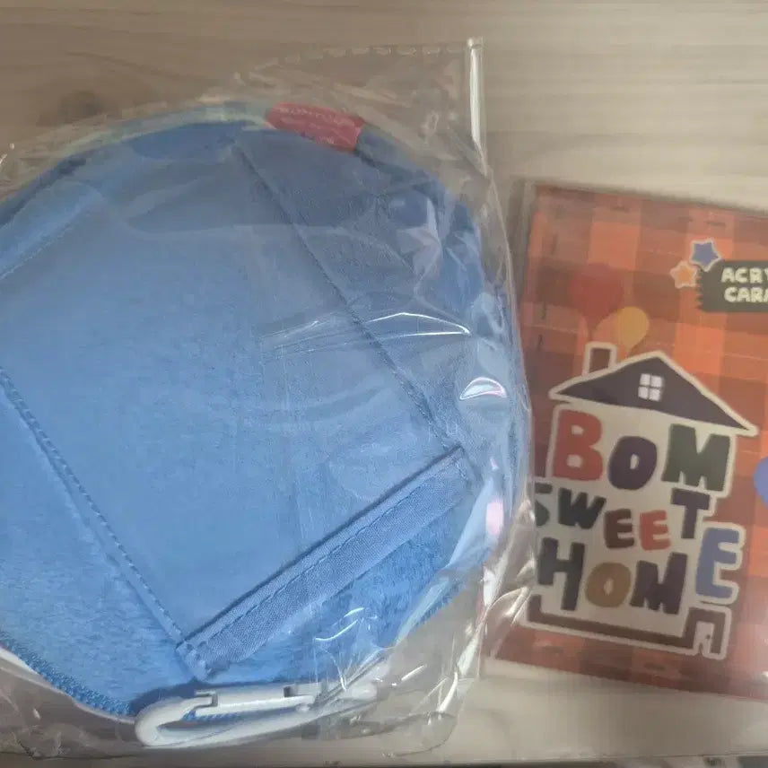 [BUNJANG] Bomtoon 10th Anniversary Signature Pouch, Keyring &amp; Carabiner Bundle Set / 봄툰 10주년 시그 파우치 키링+ 카라비너 일괄 양도