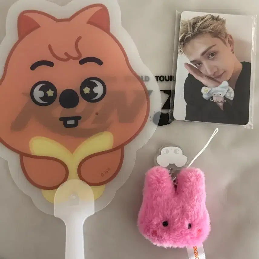 [BUNJANG] Stray Kids Run It First Concert Stay Zone Entrance Gift Photocard, Keyring, Fan / 스트레이키즈 스키즈 스키주 런잇 첫콘 7/25 스테이존 입장 기프트 포카 한쿼카 돼끼 키링 부채 양도 판매