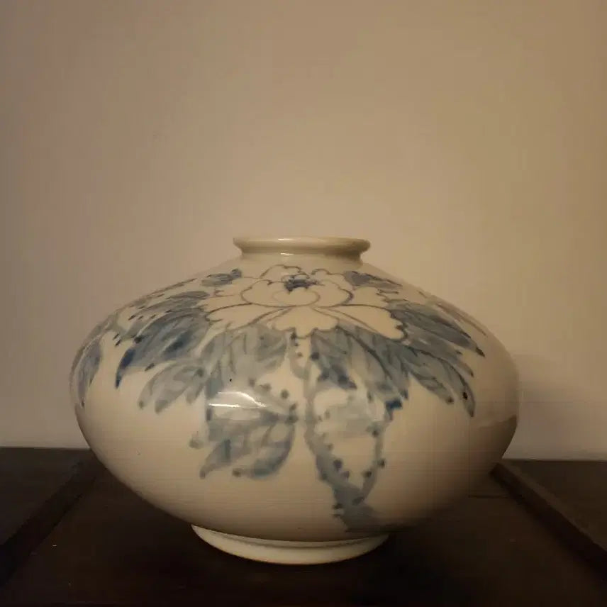 [BUNJANG] Wi Gwang-jo Celadon Porcelain Peony Vase / 고작 위광조 선생의 청화백자 모란문 화병]
