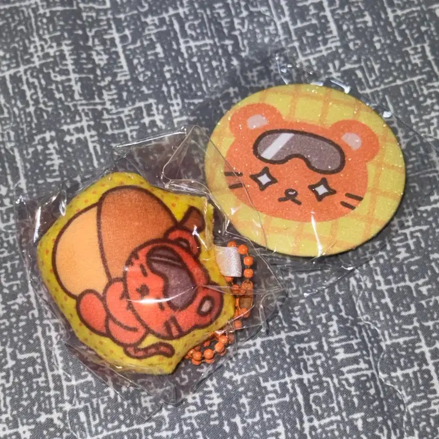 [BUNJANG] ATEEZ 8room Popup Hongjoong Cushion Keyring &amp; Pin Button Bundle Set / 에이티즈 ATEEZ 에잇룸 8room 팝업 굿즈 홍중 호이 쿠션키링 핀버튼 일괄