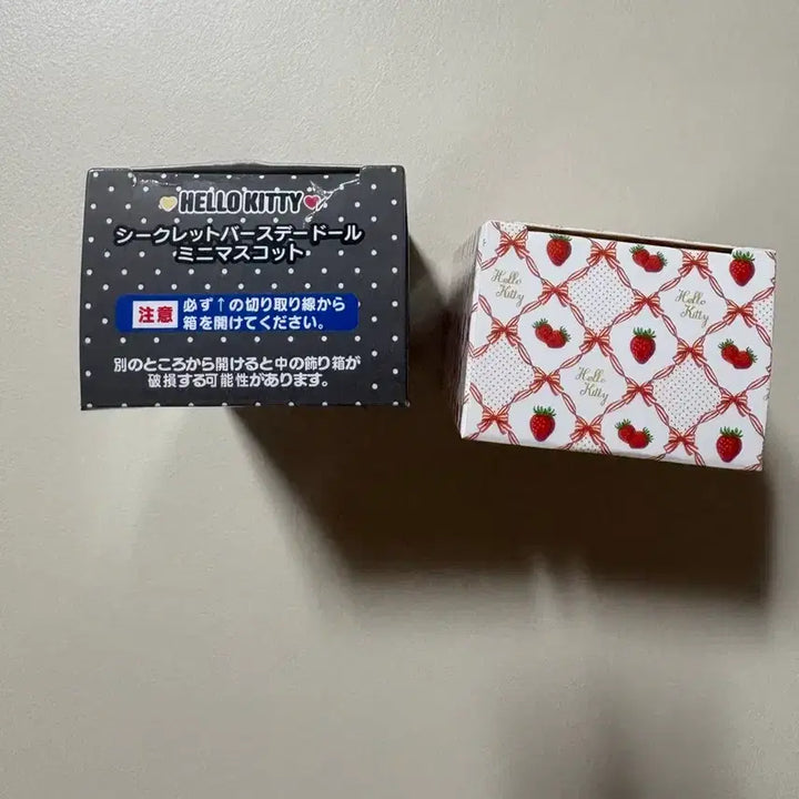 [BUNJANG] Sanrio Hello Kitty 51st Anniversary Monokuro Closet Series Birthday Mascot Figure / 키티 51주년 모노쿠로 클로젯시리즈 생일 마스코트 피규어 산리오 가챠