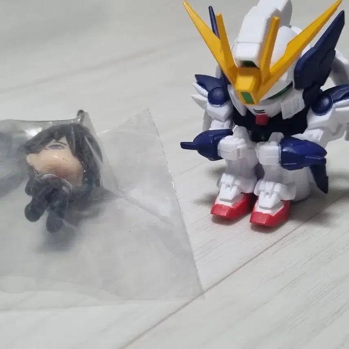 [BUNJANG] Gundam Wing Heero Yuy Classic Keychain &amp; Machiboke Wing Zero Bundle Set / 건담w 윙 고전 키링 + 마치보케 윙제로 일괄 판매