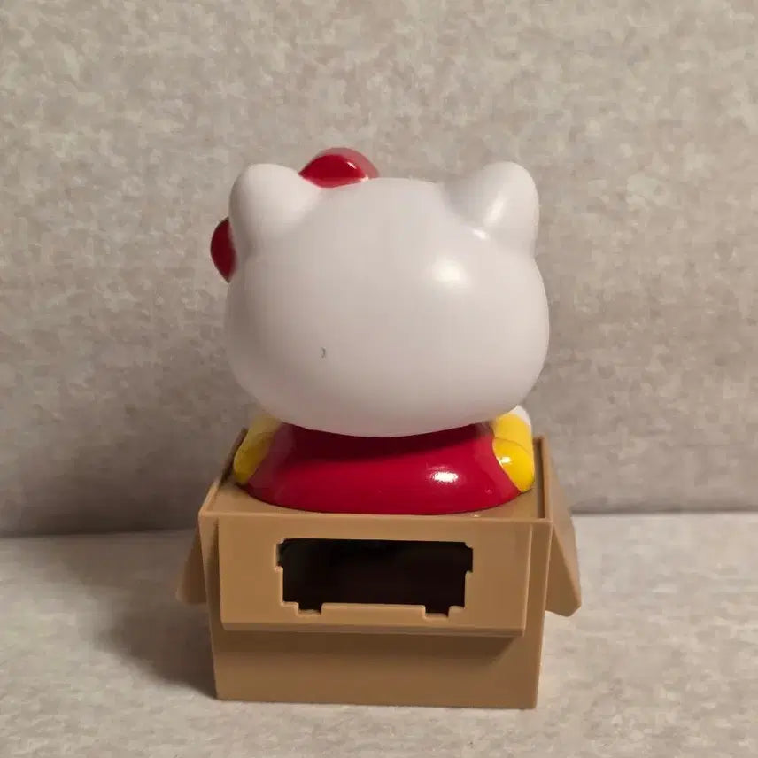 [BUNJANG] Hello Kitty Solar-Powered Bobblehead Car Keychain / 새상품) 태양열 머리 움직이는  헬로키티 행복 상자 피규어 키티 자동차 키링 인형 태닝키티