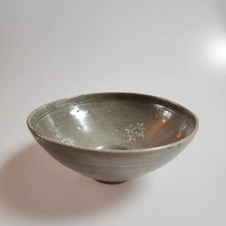 [BUNJANG] Goryeo Dynasty Celadon Bowl with White Inlaid Chrysanthemum Design / 골동품 고려시대 고려청자 백상감 국화절지문 사발