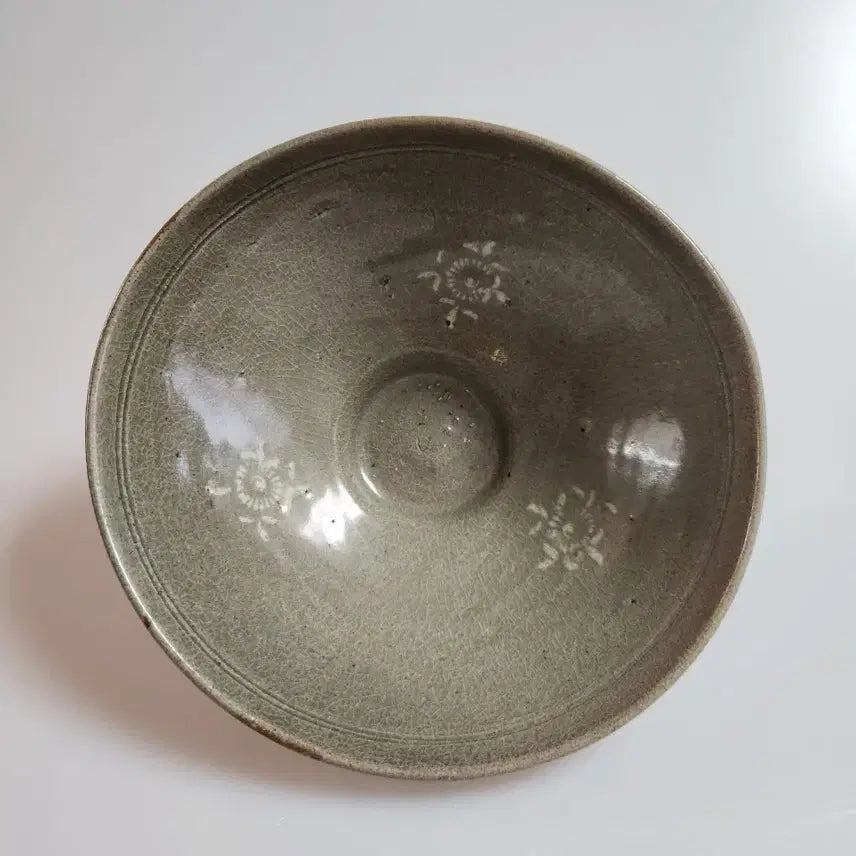 [BUNJANG] Goryeo Dynasty Celadon Bowl with White Inlaid Chrysanthemum Design / 골동품 고려시대 고려청자 백상감 국화절지문 사발