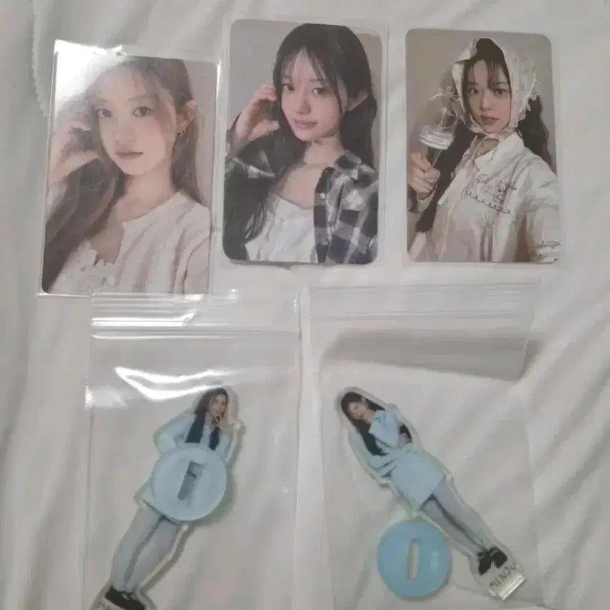 [BUNJANG] ILLIT Minju Yunna Acrylic Stand &amp; Photocard Bundle Set / 아일릿 민주윤아 아크릴및포카 일괄판매