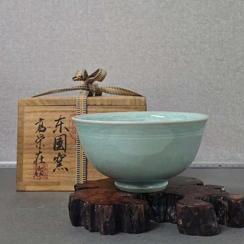 [BUNJANG] Donggukyo Docheon Go Young-jae Celadon Tea Bowl with Cloud and Crane Motif / 동국요 도선 고영재 청자 운학문 다완