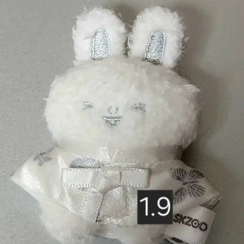 [BUNJANG] Stray Kids Lee Know Micro Plush White / 리빗 리노 마이크로 플러시 양 화이트 스트레이키즈 스키즈 스키주 런잇