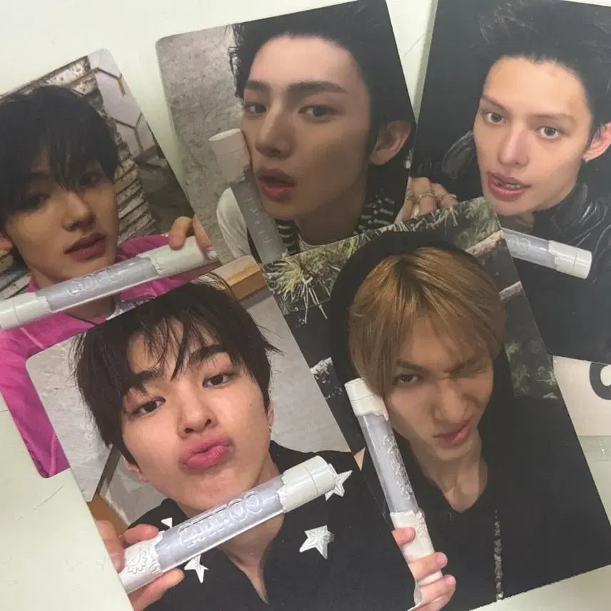 [BUNJANG] Cortis Official Lightstick Photocard &amp; Sticker Bundle Set / (일괄) 코르티스 응원봉 포카 포토카드 스티커 양도 제임스 마틴 주훈 성현 건호