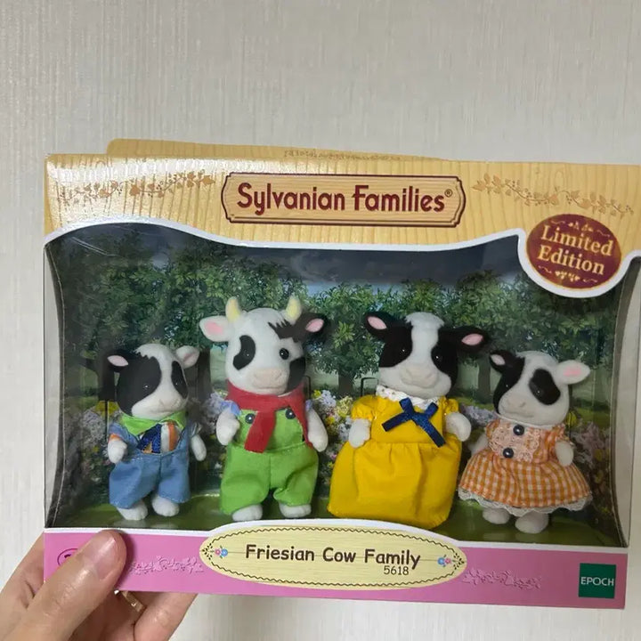 [BUNJANG] Sylvanian Families Discontinued Cow Family Figure Set (Sealed) / 단종) 실바니안 젖소가족 미개봉 새상품