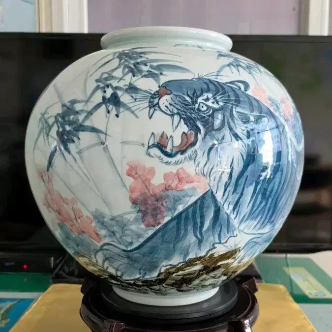 [BUNJANG] Sookok Jo Hong-min Celadon Tiger Moon Jar / 1세대 도예 명장 수곡 조홍민 입체 호랑이 청화진사 대형 달항아리