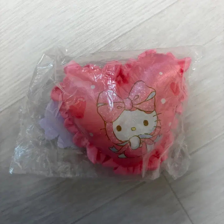 [BUNJANG] Sanrio Heart Cushion Gacha Mascot Hello Kitty / 산리오 하트 쿠션 가챠 마스코트 헬로키티