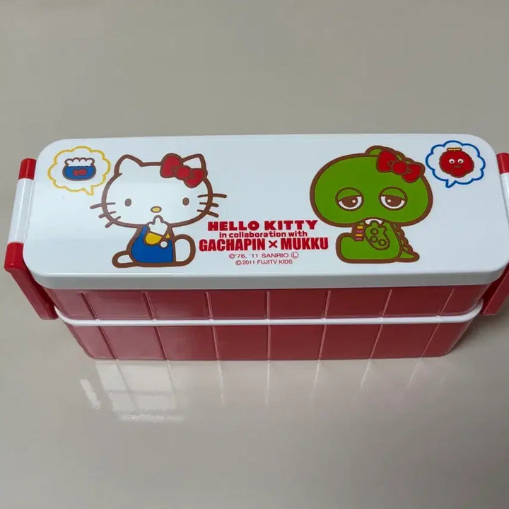 [BUNJANG] Sanrio Retro Hello Kitty x Gachapin &amp; Mukku Limited Collaboration Lunch Box / 산리오 고전 헬로키티x가차핀&amp;무쿠 한정콜라보 도시락통 보관함 수납함 정리함 런치박스 레드