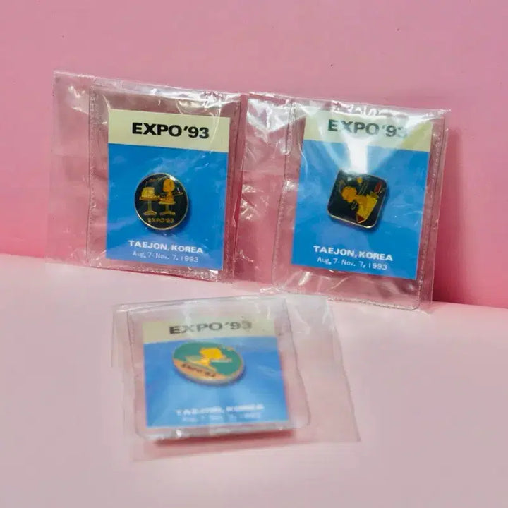 [BUNJANG] 1993 Daejeon Expo Original Badge 3-Piece Set / 대전 엑스포 93년 오리지널 뱃지 3종 세트 새제품 레트로 빈티지