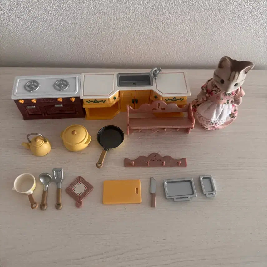 [BUNJANG] Rare Discontinued Sylvanian Families Striped Cat Family &amp; Kitchen Set / 올드)단종)레어)실바니안 줄무늬고양이와 키친세트 부엌 주방
