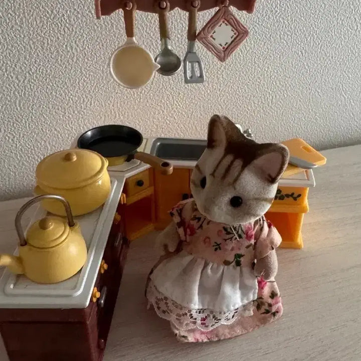 [BUNJANG] Rare Discontinued Sylvanian Families Striped Cat Family &amp; Kitchen Set / 올드)단종)레어)실바니안 줄무늬고양이와 키친세트 부엌 주방