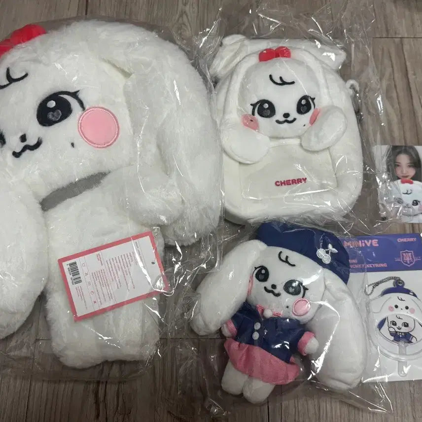 [BUNJANG] IVE Wonyoung Minive 30cm Doll PVC School Crossbody Bag with Photocard / 미니브 체리 스쿨 30cm 포카 원영 아이브 인형 크로스백