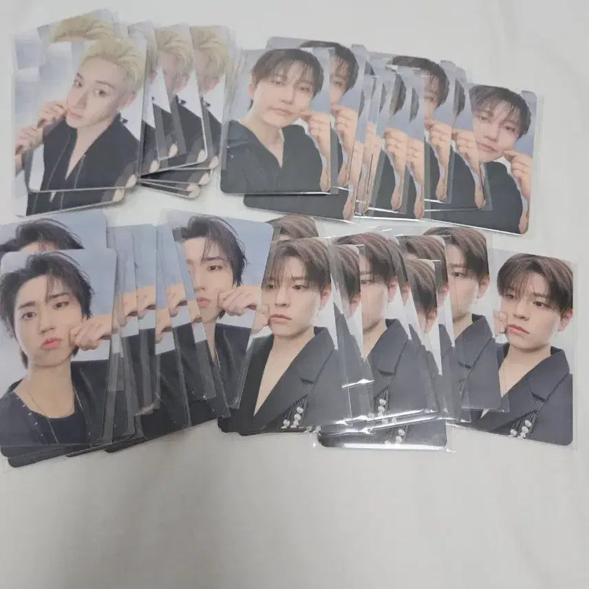 [BUNJANG] Stray Kids Run It Online Lucky Draw Photocard Set OT8 Bundle Set / [미개봉] 스트레이키즈 런잇 온라인 4만원 구매 특전 포카 세트 엠디 굿즈 미공포 8장 8명 세트 OT8 run it  방찬 리노 창빈 현진 한 필릭스 승민 아이엔