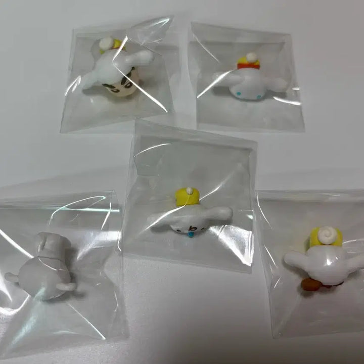 [BUNJANG] Bandai Crayon Shin-chan x Sanrio Cinnamoroll Hugcot Gacha Set (5 Types) / 반다이 짱구 x 산리오 시나모롤 허그코트 가챠 5종 세트