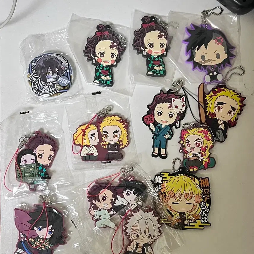 [BUNJANG] Demon Slayer Rubber Strap &amp; Can Badge Bundle Set / 귀멸의 칼날 러버스트랩,캔뱃지 일괄