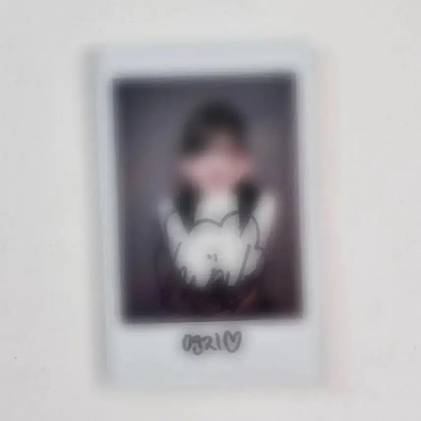 [BUNJANG] TripleS Yeonji Suit Dance Photocards / 트리플에스 연지 수트댄스 싸폴 싸인 폴라로이드 양도합니다