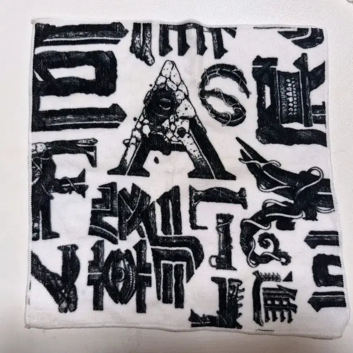 [BUNJANG] Attack on Titan Handkerchief / 진격의 거인 손수건 원가이하