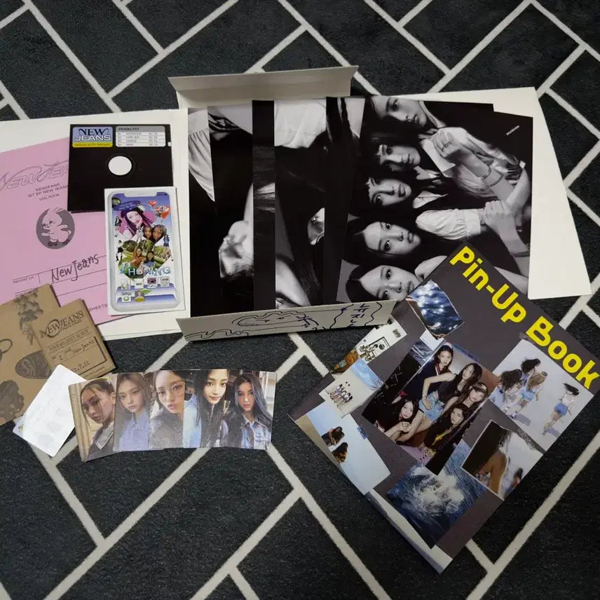 [BUNJANG] NewJeans Autographed Album Attention 1st Album / 뉴진스 싸인앨범 사인 블루북 어텐션 1집 5명 팬싸